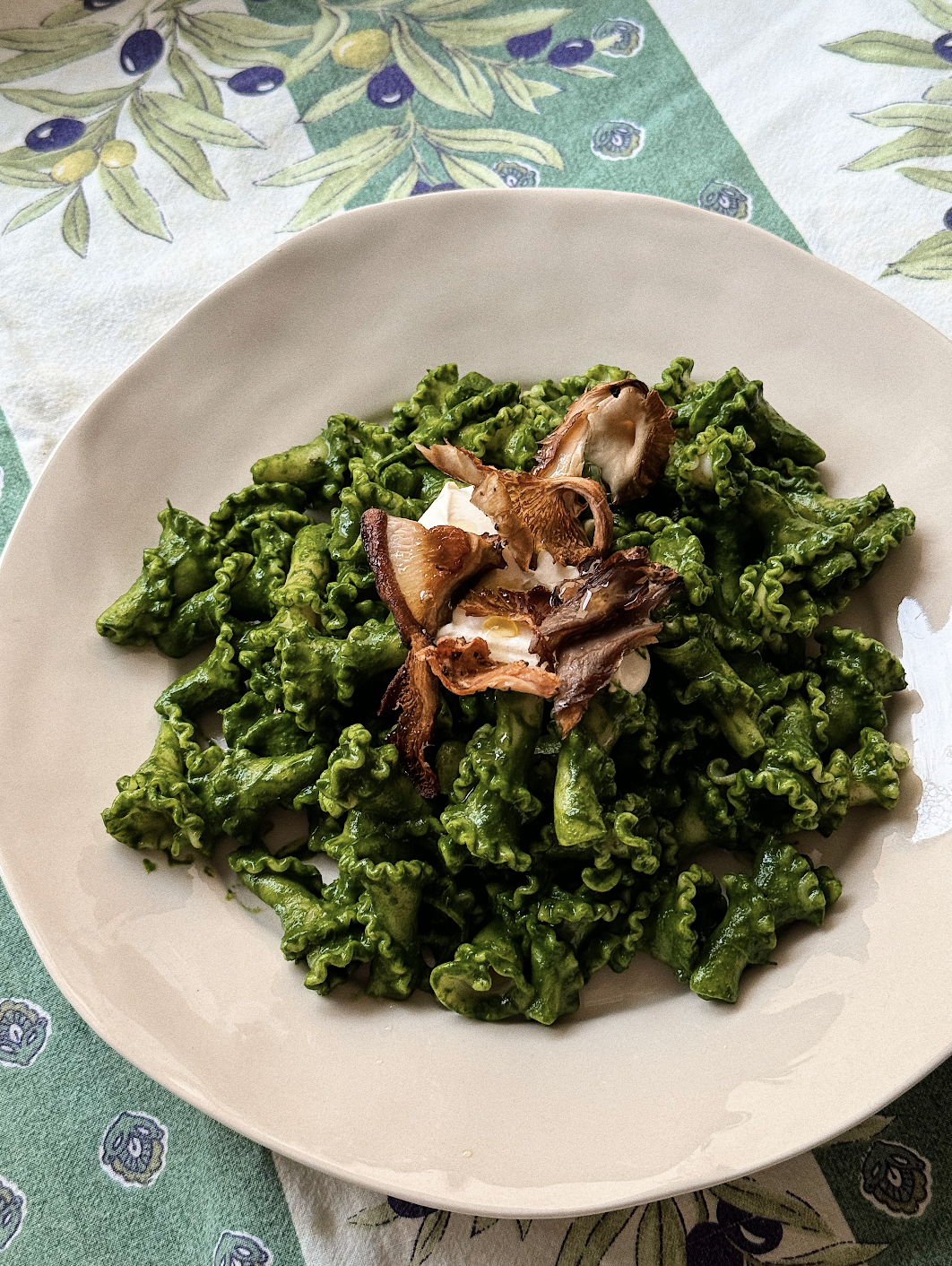 Kale pasta with crispy mixed mushrooms